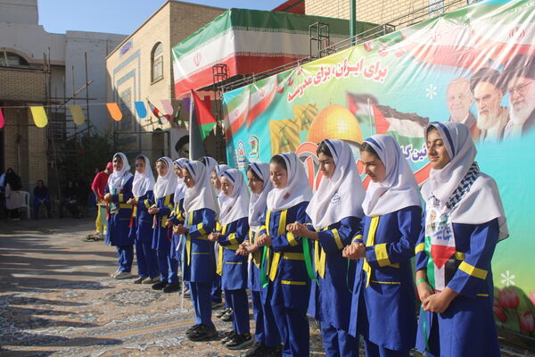 جشن روز دانش‌آموز در دبستان امید انقلاب بوشهر