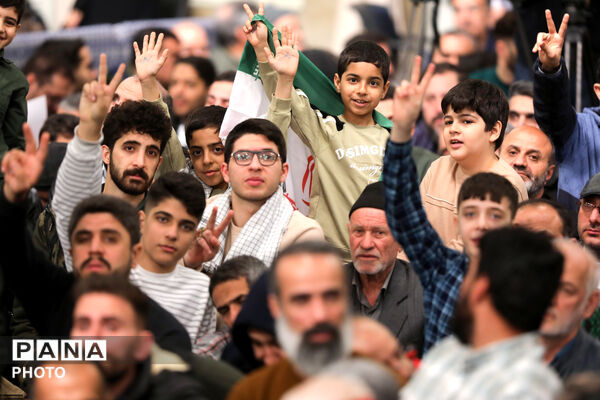 لحظه‌های ماندگار دیدار دانش‌آموزان با رهبر شهید انقلاب