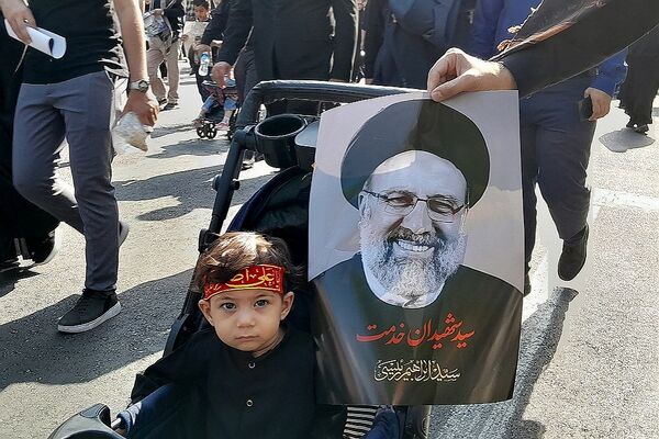 حضور میلیونی مردم تهران برای بدرقه شهید جمهور و یاران
