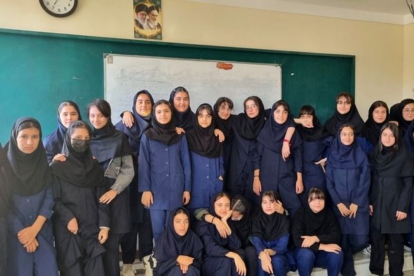 عکس یادگاری دانش‌آموزان پایه هشتم کلاس 805 دبیرستان دخترانه زکیه