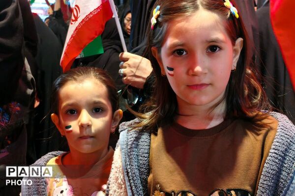 حضور دانش‌آموزان و کودکان بهارستانی در راهپیمایی شبانه «جنگ رمضان»