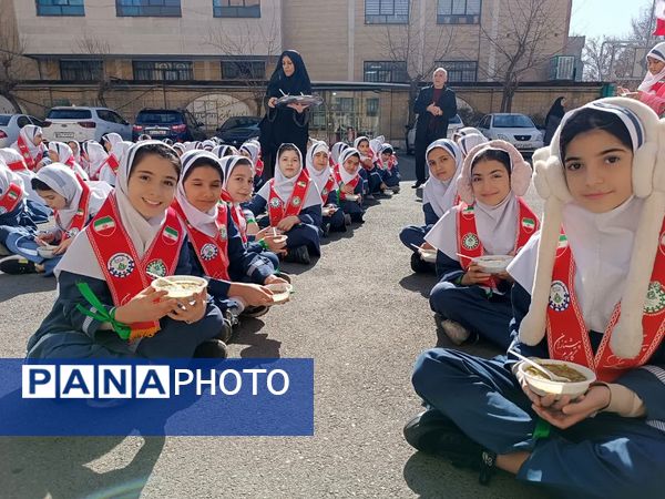 برافراشته شدن پرچم ایران در اداره آموزش و پرورش منطقه ۱۰