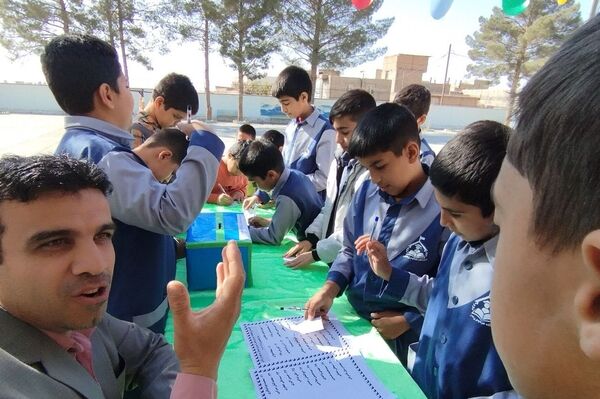 انتخابات شورای دانش آموزی در مدرسه زرتاش خلیل آباد