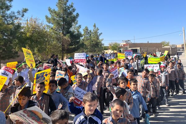 حضور حماسی دانش‌آموزان در راهپیمایی باشکوه ۱۳ آبان ماه در سورمق