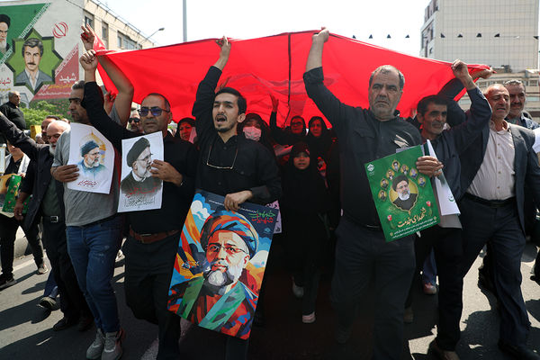 تشییع شهدای خدمت در تهران 