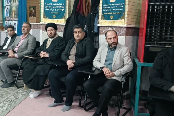عطر لاله های روشن در مسجد جامع پیشوا پیچید؛ 