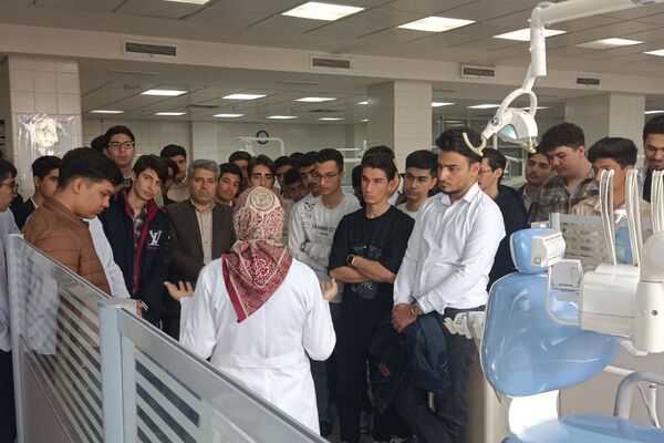 بازدید دانش‌آموزان دبیرستان شهدای علم‌ و فناوری بهارستان دو از دانشکده دندانپزشکی تهران 