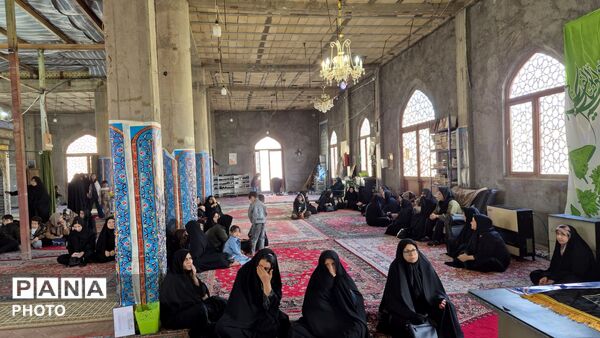فارسان در جشن دهه کرامت؛ گردهمایی مردم در بارگاه امامزاده 