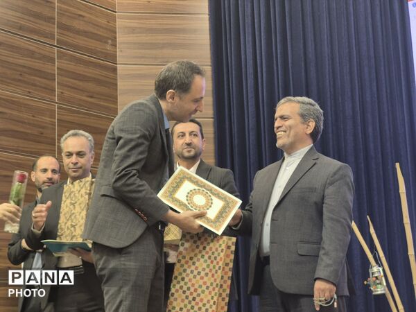 برگزاری آیین تجلیل از مقام شامخ معلم در منطقه ۱۵
