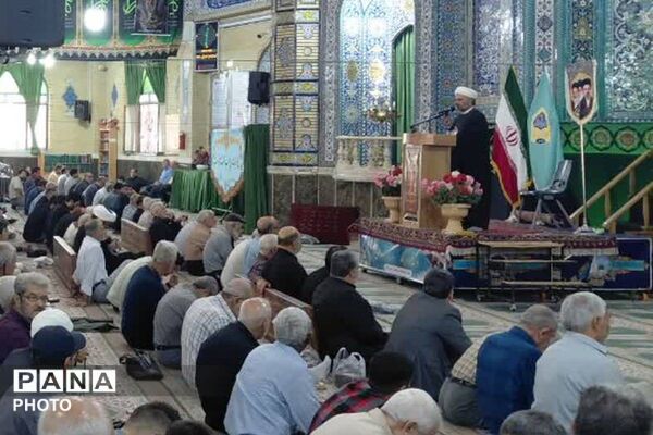 حضور دانش‌آموزان مدرسه صدرا و رئیس اداره ورزش و جوانان در نماز جمعه ورامین