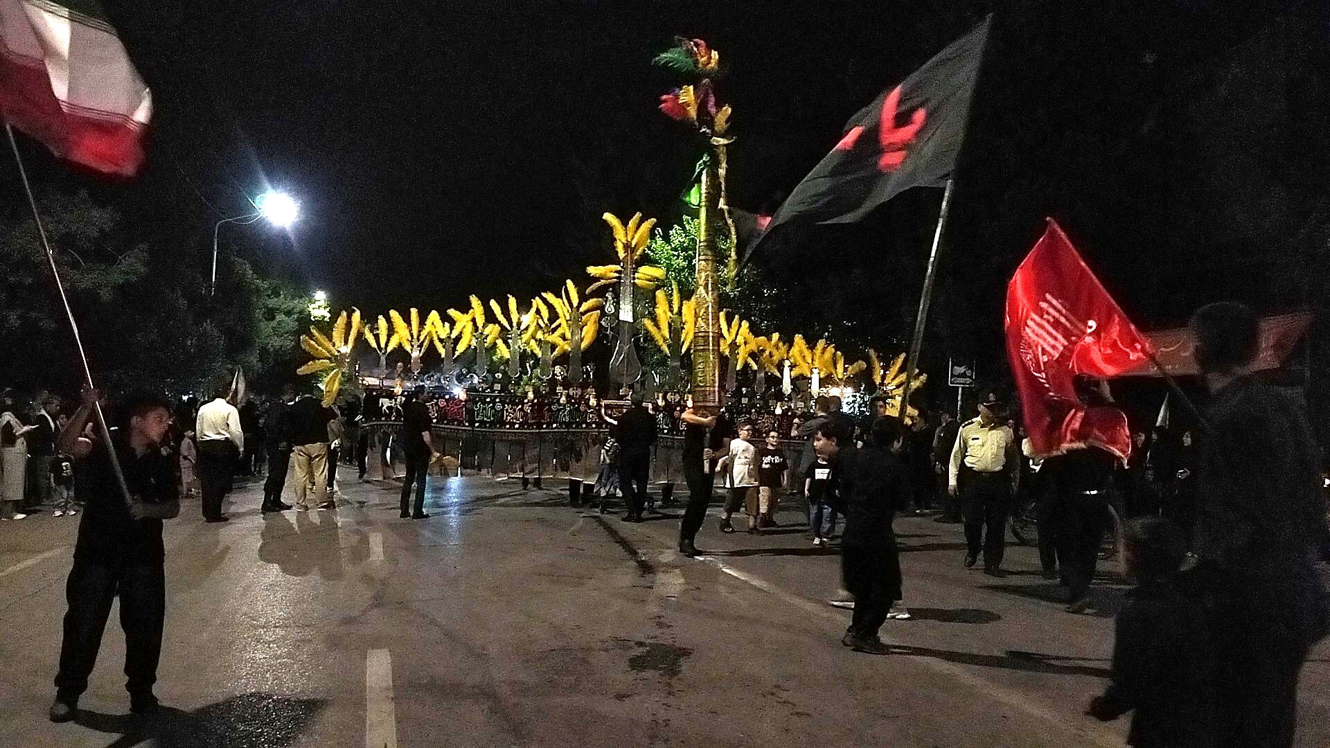 اجرای گروه دمام زنی در حسینیه امام خمینی در شب عاشورا 