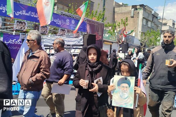 حضور اقشار مختلف مردم تهران در اربعین رهبر شهید انقلاب اسلامی 
