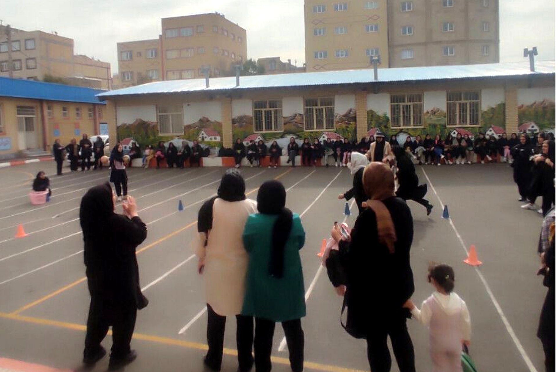 جشنواره ورزشی دبیرستان زینب کبری میدان رقابت دوستانه میان اولیا و دانش‌آموزان شد