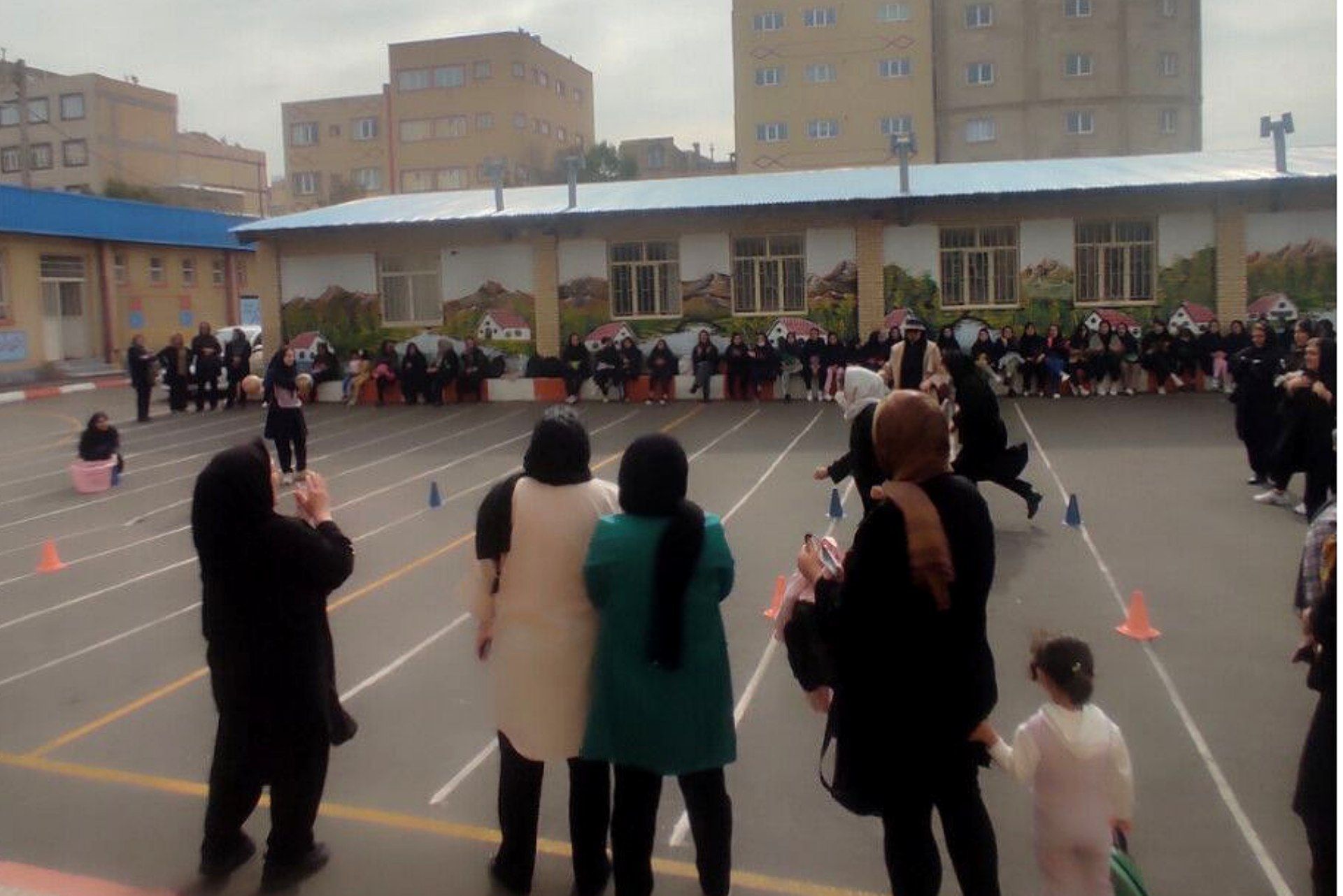 جشنواره ورزشی دبیرستان زینب کبری میدان رقابت دوستانه میان اولیا و دانش‌آموزان شد