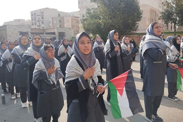 تجمع دانش‌آموزان دبیرستان معرفت در حمایت از جبهه مقاومت و محکومیت شهادت سید حسن نصرالله