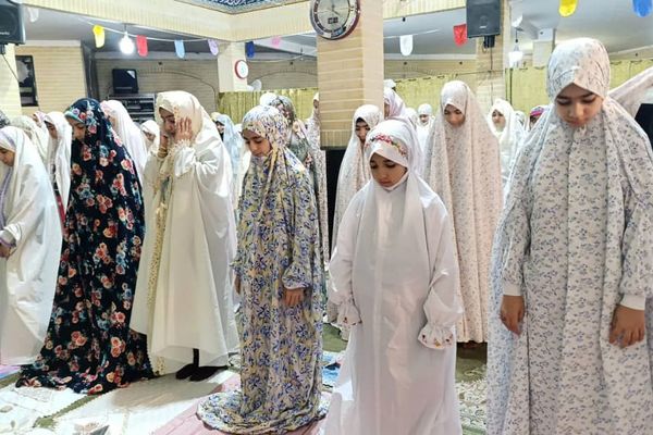ورود دانش‌ آموزان دختر ناحیه دو شهرری به مراسم معنوی اعتکاف 