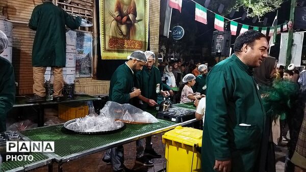 فعالیت چایخانه حضرت فاطمه  زهرا (س) در نود و ششمین شب از اجتماعات مردمی 