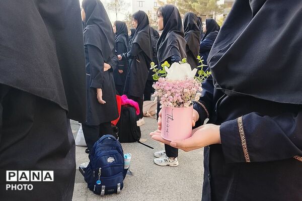 به صدا درآمدن زنگ سلامت در دبیرستان شاهد مرضیه جشن گرفتن حال خوب دانش آموزان 
