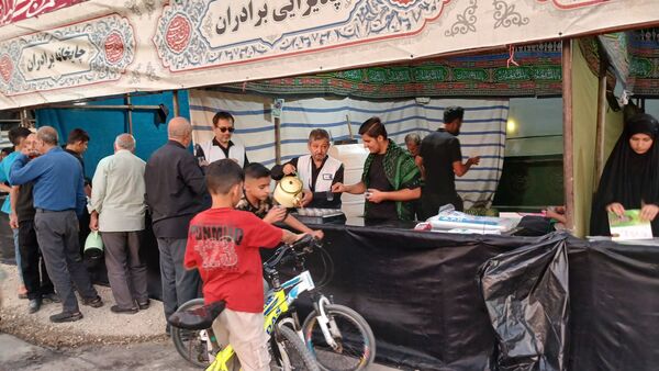 دانش‌آموزان با عشق در موکب امام حسین (ع) پذیرای زائران شدند
