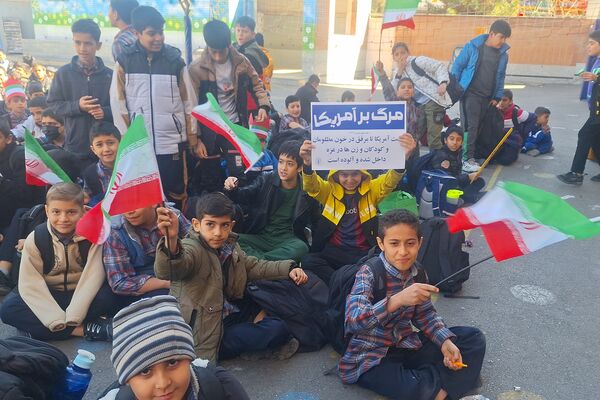 شادی دانش‌آموزان معارف ۶ در جشن پیروزی انقلاب 