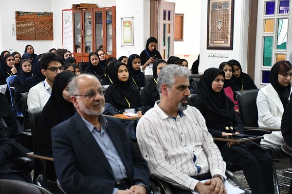 استقبال با شکوه از دانش‌آموز قهرمان و مربیان آموزش و پرورش عشایر فارس
