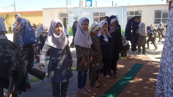 برپایی نماز جماعت  در دبستان شهید نجفی فدافن 