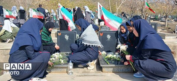 دلجویی دختران دانش‌آموز از خانواده شهدای جنگ رمضان در دهه کرامت 