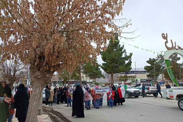 دانش‌آموزان دالاهو در راهپیمایی ۲۲ بهمن غوغا کردند