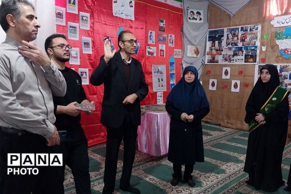 نمایشگاه مدرسه انقلاب در دبیرستان جوادالائمه بهارستان‌دو