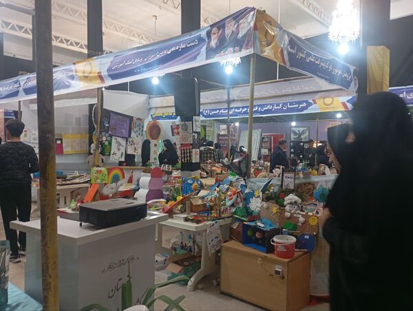 بازدید دانش آموزان هنرستان شهیدشهیدی از نمایشگاه پژوهش و فناوری در خلیل آباد 