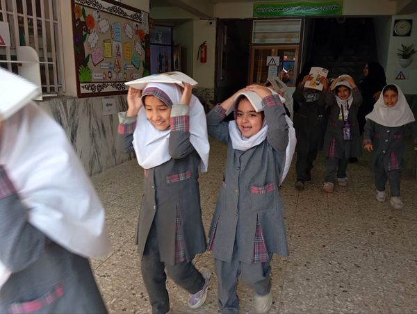 برگزاری مانور زلزله در دبستان دخترانه نرجس یک 