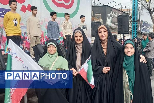 حضور اقشار مختلف مردم شهرری در راهپیمایی ۲۲ بهمن