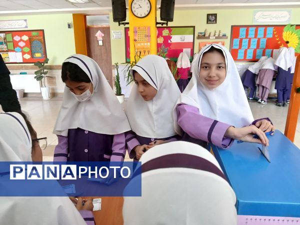 انگشت‌های رنگین دختران دبستان اندیشه روی برگه‌های رأی انتخابات شورای دانش‌آموزی