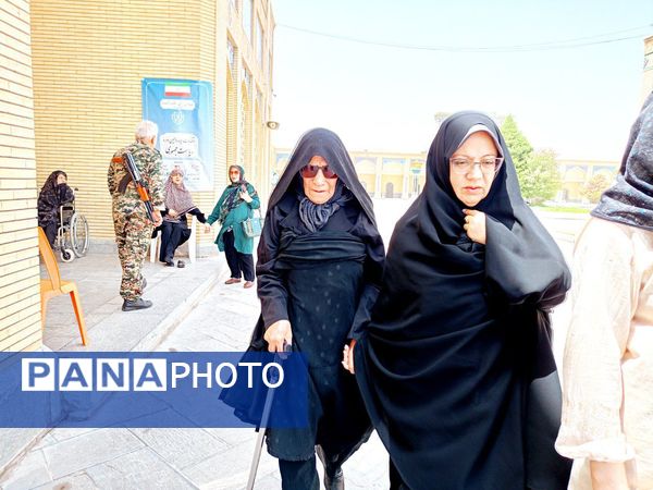 حضور گسترده مردم کاشمر در پای صندوق‌های رأی