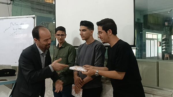 جلسه تبادل تجربه با رتبه ۵ کنکور در دبیرستان شاهد ابوذر غفاری 