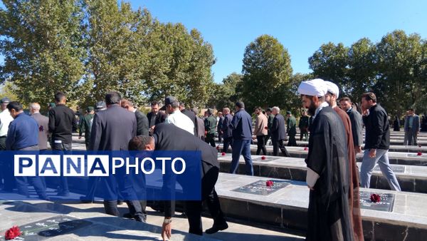 گلباران مزار شهدای اهر به‌مناسبت آغاز هفته دفاع مقدس