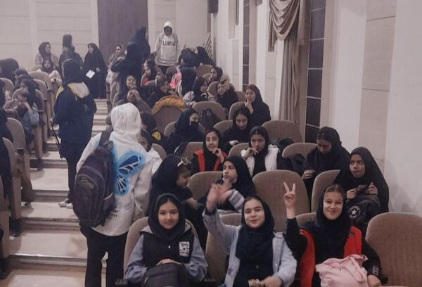 بازدید دانش‌آموزان پایه هفتم دبیرستان میرزا جعفر سروقد از فرهنگسرای انقلاب