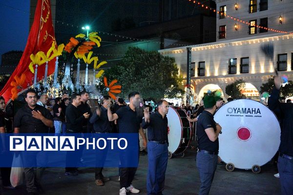 پرچم‌های عزا بر فراز حرم امام رضا(ع)