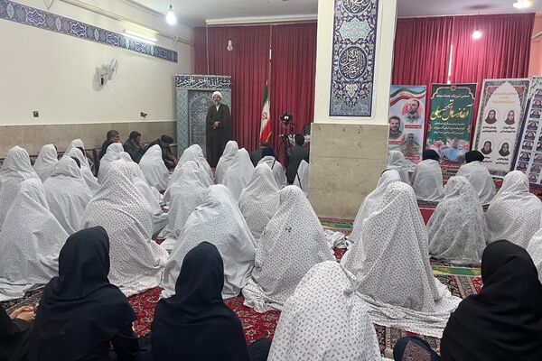 برپایی نماز جماعت همراه با بزرگداشت و تجلیل از مقام‌آوران دانش‌آموزی مدرسه نمونه دولتی ارشاد