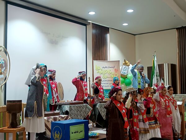 جشن عاطفه‌ها با تقسیم مهر و مهربانی در دبستان آرمینه مصلی نژاد 