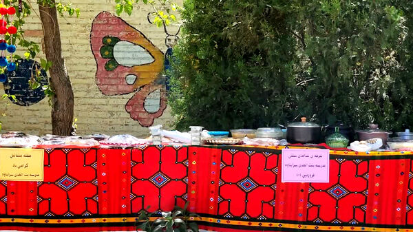 بازارچه دانش‌آموزی در مدرسه بنت‌الهدی یاسوج به‌مناسبت هفته مشاغل
