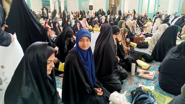 حضور دانش آموزان دبیرستان سردار شهید قاسم سلیمانی ناحیه ۴ کرج در نماز جمعه