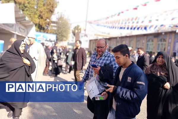 حرکت مردم رباط‌کریم به سوی نماز جمعه
