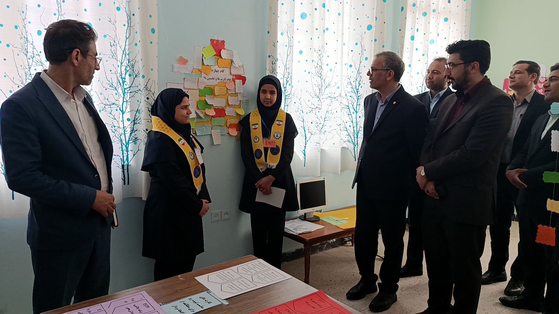 بازدید مسئولین استانی  از دبیرستان فرزانگان