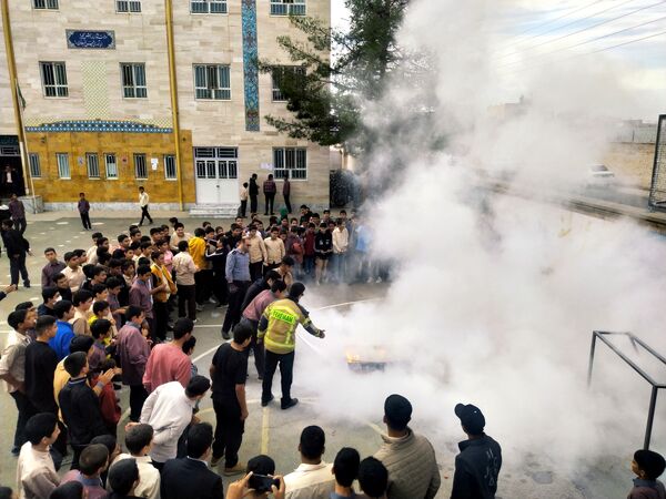 حضور آتش‌نشانان در دبیرستان میثاق کاشمر