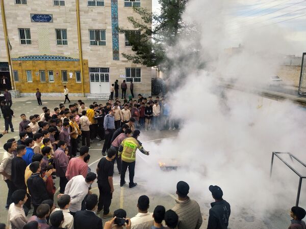 حضور آتش‌نشانان در دبیرستان میثاق کاشمر