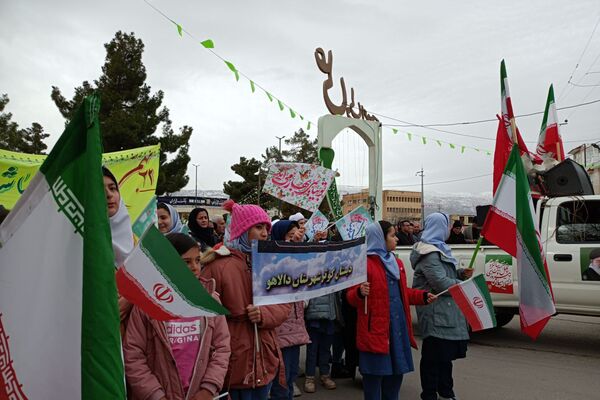 دانش‌آموزان دالاهو در راهپیمایی ۲۲ بهمن غوغا کردند