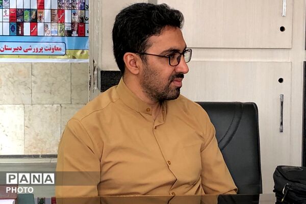 آیین سپاس مربی با حضور پیشتازان سازمان دانش آموزی در ناحیه دو شهرری 
