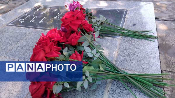 گلباران مزار شهدای اهر به‌مناسبت آغاز هفته دفاع مقدس