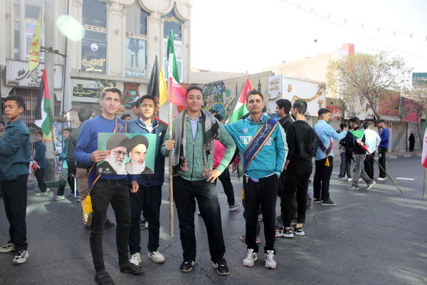 جلوه‌هایی از حضور حماسی دانش‌آموزان قم در راهپیمایی یوم الله ۱۳ آبان